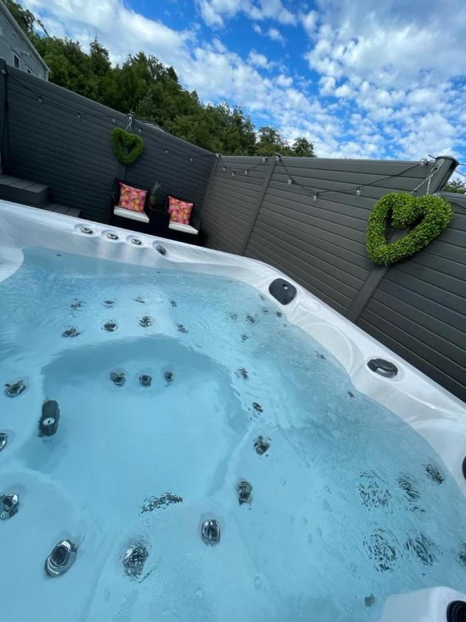 فندق Hot Tub 9 The Fairways أنوك المظهر الخارجي الصورة